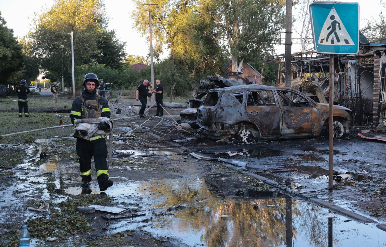 Россия нанесла ракетный удар по Вольнянску Запорожской области. Погибли  семь человек, еще почти 40 пострадали. Среди погибших и раненых дети  Восемьсот пятьдесят седьмой день войны. Фотографии — Meduza