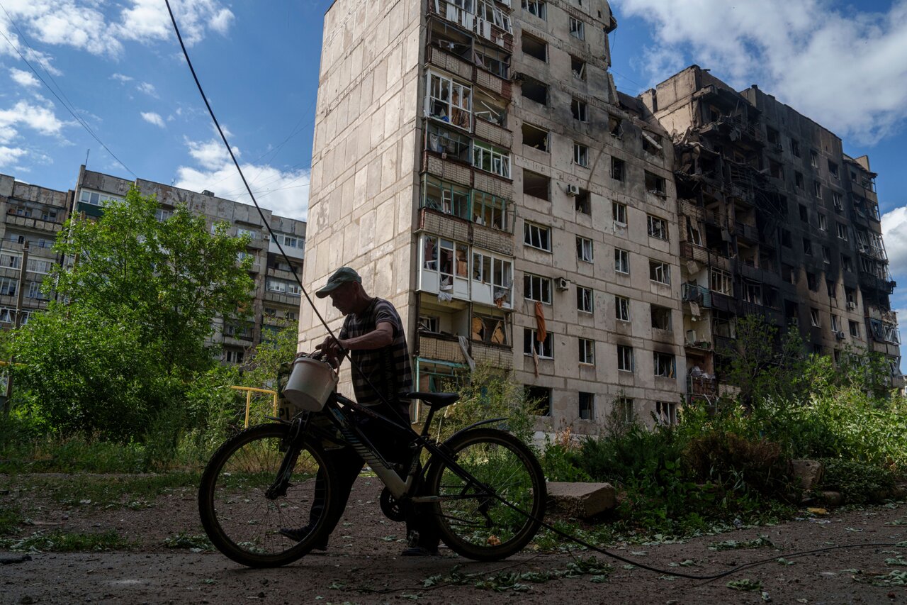 Россия начала неожиданное наступление на Торецк. В городе ведется  эвакуация, но тысячи человек все еще отказываются покидать свои дома  Восемьсот шестьдесят третий день войны. Фотографии — Meduza