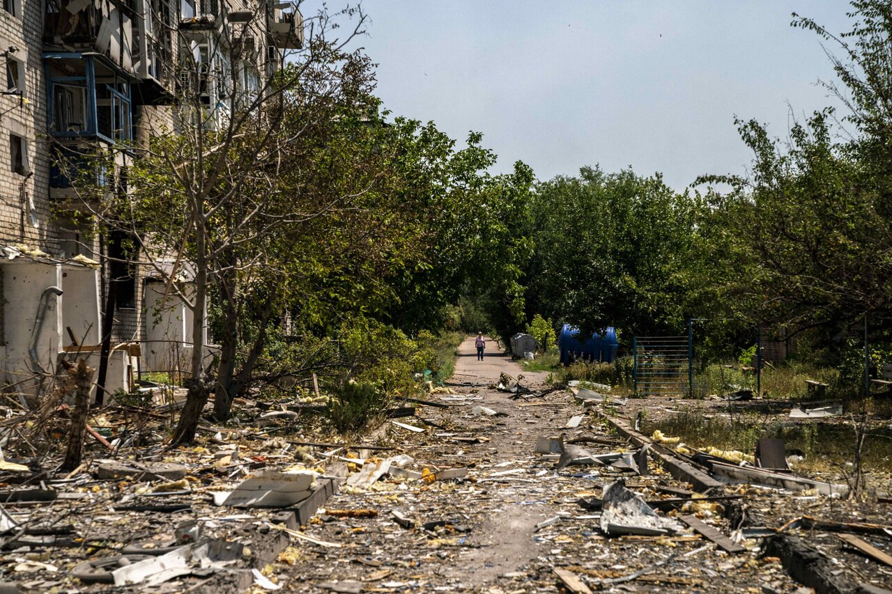 Россия начала неожиданное наступление на Торецк. В городе ведется  эвакуация, но тысячи человек все еще отказываются покидать свои дома  Восемьсот шестьдесят третий день войны. Фотографии — Meduza