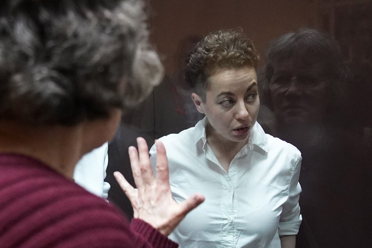 Yetuk ayollar ochiq havoda sikishadi