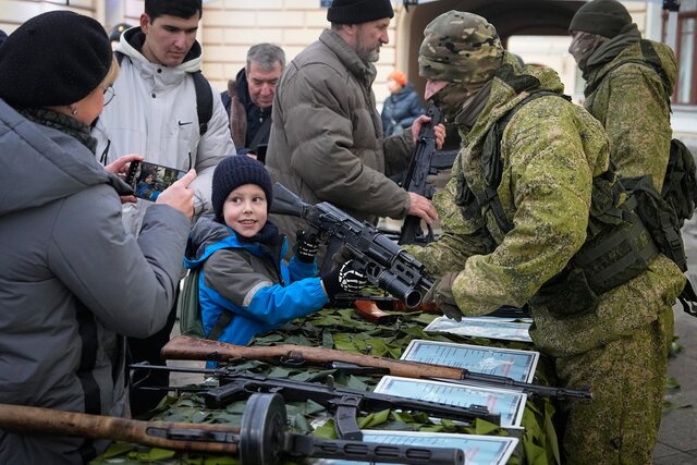 В Украине и России школьникам (даже младших классов) показывают оружие — и дают его в руки. Фотографии