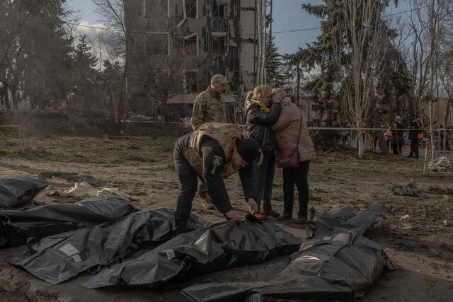 «С этой жестокостью невозможно примириться». Войска РФ ударили по Изюму ракетой «Искандер-М». Погибли пять человек, 55 пострадали. Фотографии