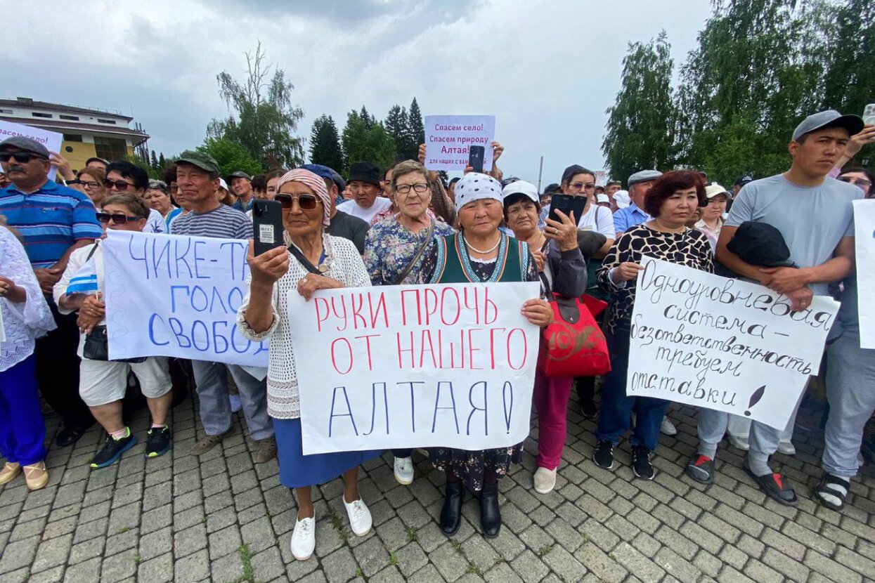 Республику Алтай охватили протесты — против губернатора Турчака и муниципальной  реформы. Это крупнейшие выступления в регионе за 20 лет В половине районов  депутаты отказались вносить поправки в уставы муниципалитетов — Meduza