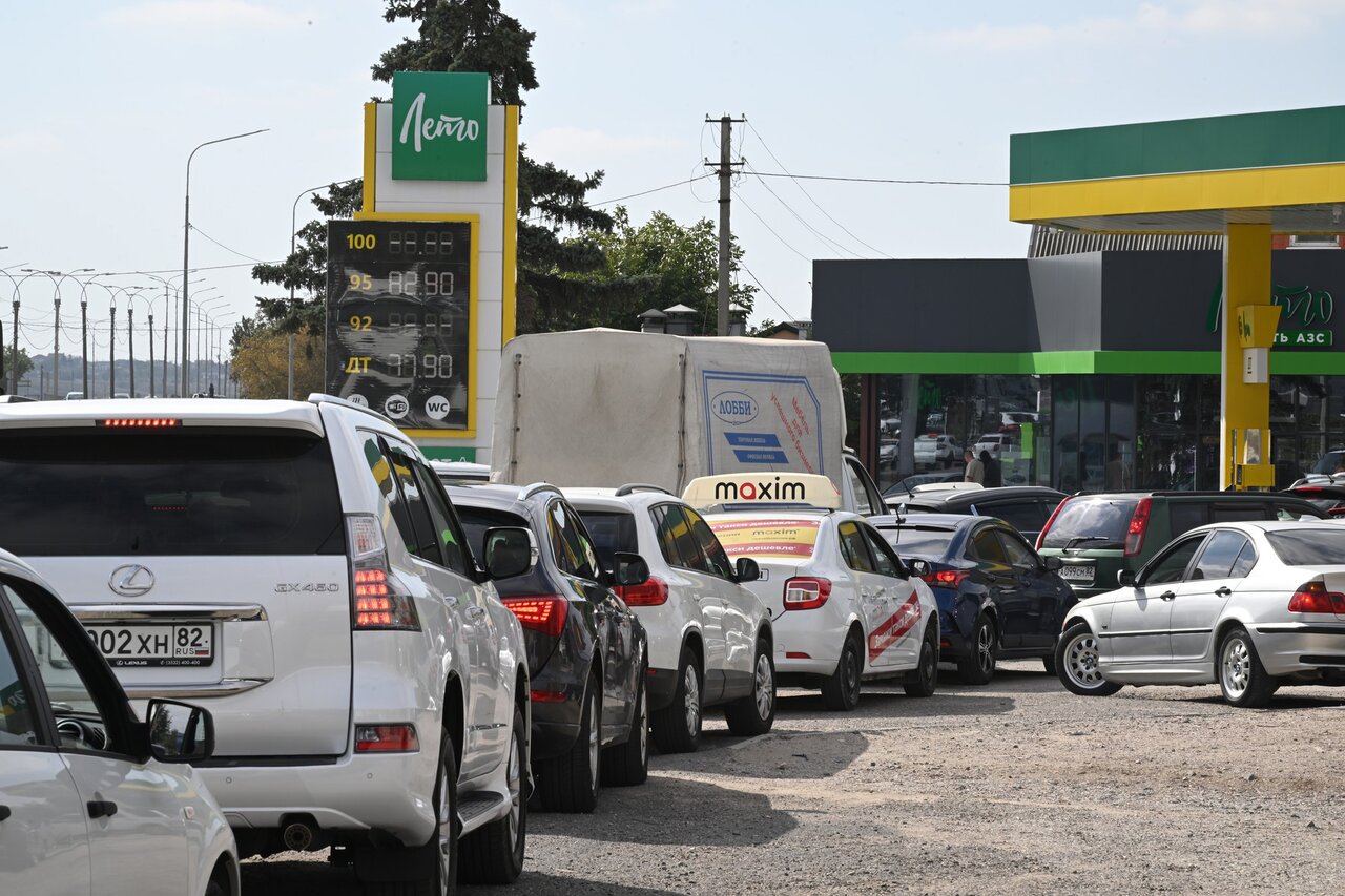 Long lines and empty pumps. Russia's gasoline crisis in photos. — Meduza