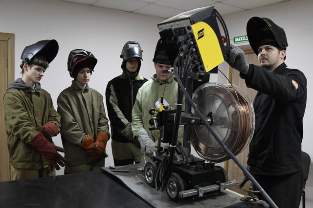 Все больше российских школьников старших классов уходят в техникумы и колледжи (то есть в ссузы  да, есть такой термин). Это политика: больше людей в ПТУ, меньше  в университетах