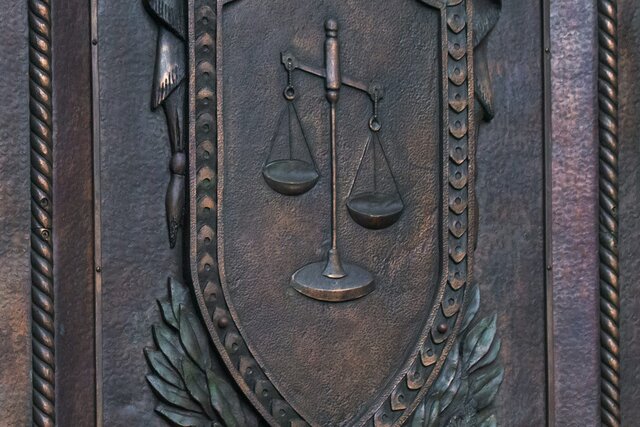 Следователи в России сначала сажают людей за политику, а потом становятся адвокатами. Например, после пенсии (ведь надо поработать всего 20 лет  и продолжить карьеру). Рассказываем о нескольких из них