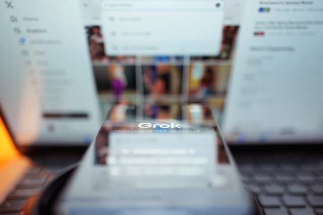 Пользователи X массово раздевали женщин и детей с помощью Grok. После возмущения соцсеть сделала генерацию изображений платной. В Великобритании уже обсуждают блокировку X