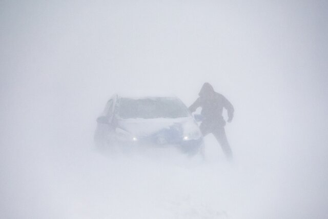 Whiteout in Russia. Blizzards leave cities from St. Petersburg to Vladivostok buried in snow