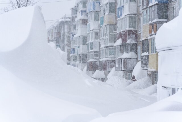 Камчатка в снежном плену: жители выбираются из домов через окна