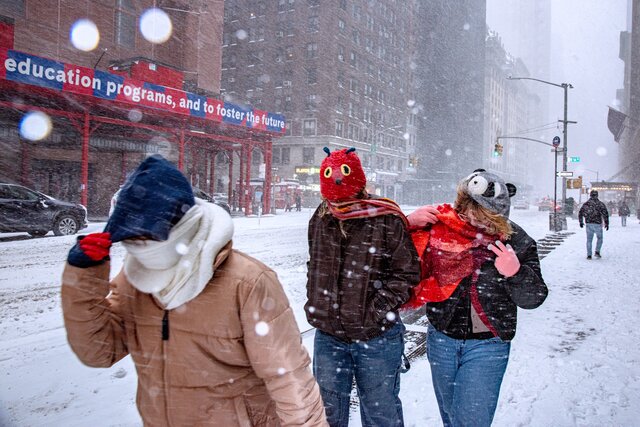 Caught in America’s winter storm and not used to extreme cold? Meduza has some tips.