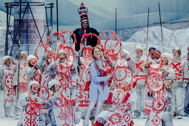 Максим Диденко поставил оперу Снегурочка в Висбадене, и это вызывающе красиво. В будущем настал новый ледниковый период, а выжившие люди обратились в язычество