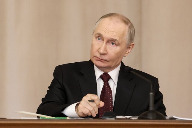 Путин раздумывал, как прекратить войну с Украиной. Потом началась война США с Ираном — и он перестал раздумывать. Михаил Зыгарь написал об этом колонку в The New York Times. Пересказываем главное из нее