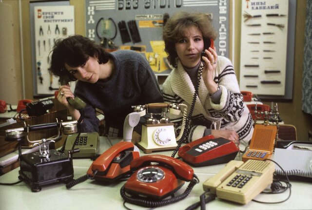 Глава «Ростелекома» призвал всех перейти на стационарные телефоны, чтобы избежать проблем со связью. Судя по опросу «Медузы», россияне делать этого пока не планируют