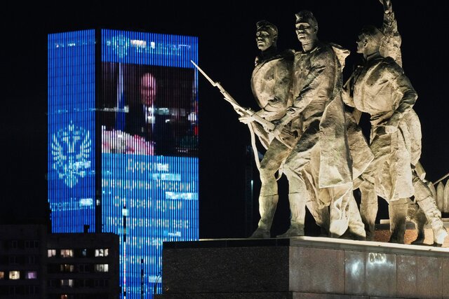 Недостоверные факты, замалчивание репрессий и бесконечное противопоставление Западу. Все это есть в учебниках по истории для российских школьников. Историк Алексей Уваров изучил книги — и оценил вред, который они наносят