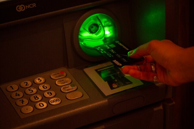 Россияне на несколько часов остались без денег — из-за сбоя у крупных банков. По мнению экспертов, во всем опять виноват РКН