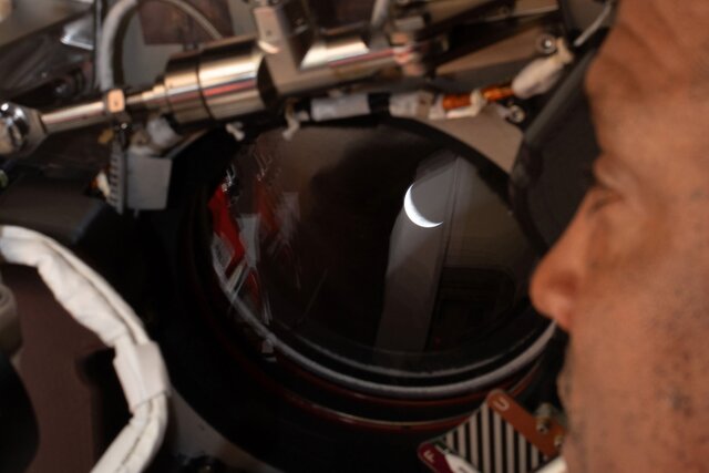 Миссия Артемида-2 улетела рекордно далеко от Земли: астронавты обогнули Луну, сделали фото ее обратной стороны и уже через несколько дней вернутся домой. На борт Ориона дозвонился Трамп  чтобы поздравить экипаж с историческим достижением