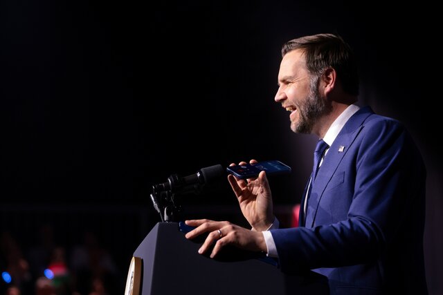 «Я люблю Виктора». Трамп и Вэнс созвонились, когда вице-президент США выступал на митинге в Венгрии. Так они решили поддержать Орбана перед выборами, которые он может проиграть