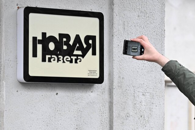 «Самые людоедские практики стали нормой». Власти России в один день окончательно запретили «Мемориал» и устроили обыск в «Новой газете». Вот как это обсуждают