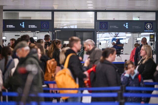 В аэропортах Европы запустили новую систему пограничного контроля. Это привело к задержкам и длинным очередям. Путешественникам приходилось часами ждать проверки, некоторые не успели на рейс