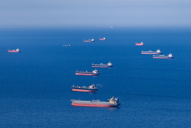 Последние недели ВСУ интенсивно бьют по российским нефтяным портам. Но доходы Кремля от продажи нефти только растут. Почему так происходит Объясняет Сергей Вакуленко (Carnegie Politika)