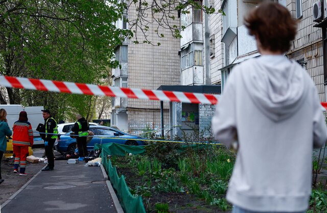 Во время теракта в Киеве двое полицейских сбежали после того, как началась стрельба — и бросили ребенка. Возбуждено дело о служебной халатности. МВД назвало такое поведение «позорным»