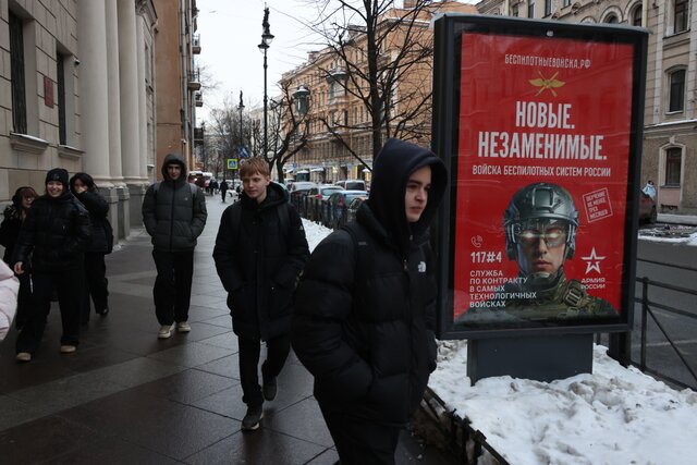 «Обход блокировок для моего поколения — уже базовый навык». Российские власти пытаются отобрать у подростков то, без чего они не могут представить себе реальность, — интернет. Что об этом думают сами подростки?