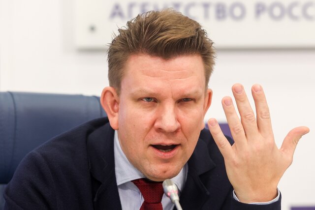 Дело «Эксмо» вышло на новый уровень. Теперь силовики пришли к руководителям издательства. Задержан гендиректор Евгений Капьев. Он якобы причастен к «распространению ЛГБТ-литературы»