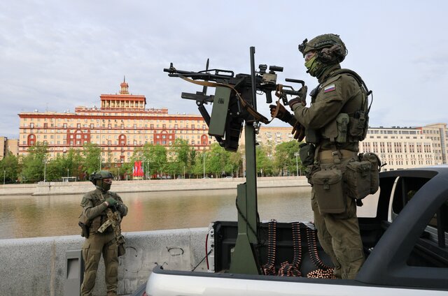 Москва. 9 мая. Людей в центре города нет — зато есть пулеметы. Фотографии