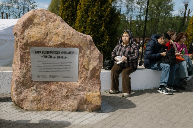 «Миру мир!» — «Это очень-очень под вопросом». Репортаж из Калининграда. Как отмечали 9 мая в городе, где недавно появились копии советских памятников, снесенных в Европе