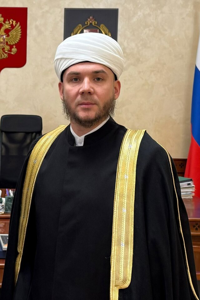 В России задержали двух муфтиев Духовного управления мусульман. Одного заподозрили во взятке, второго — в неповиновении полиции. По некоторым данным, задержанных может быть больше