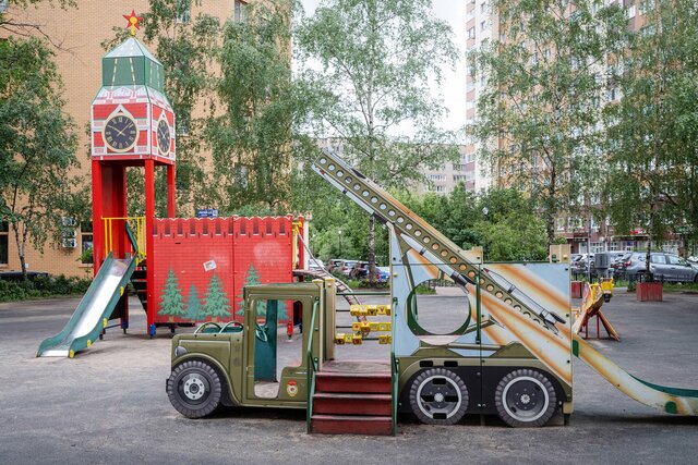 Russia’s war reaches the sandbox as tank carousels and fighter jets take over Moscow’s playgrounds
