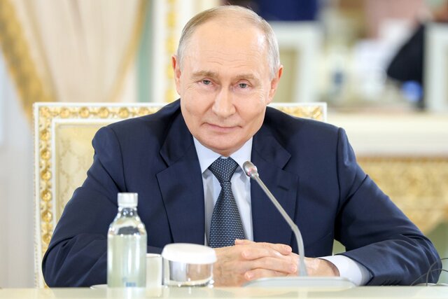 У Путина спросили, не пора ли прекратить войну — ведь его рейтинги снижаются, экономика падает, а дроны бьют по Петербургу. Вот что он ответил. Кратчайший пересказ