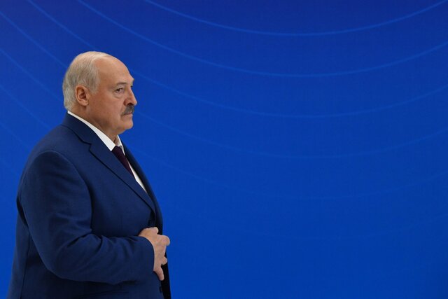 Лукашенко между двух стульев. Украина и Россия давят на него из-за войны. Киев требует убрать оборудование для корректировки российских атак. Москва шантажирует деньгами, чтобы открыть второй фронт против Украины
