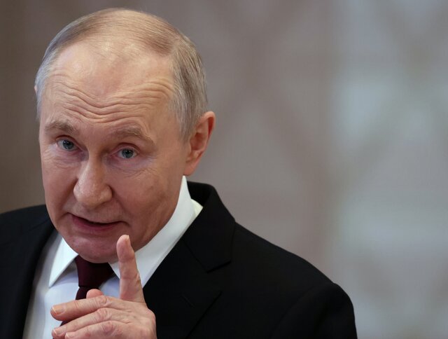 «Все у нас работает стабильно». Путин дал «интервью» с телесуфлером: проблемы с бензином «не критические»; Киев предлагал перестать бить вглубь России — но Кремль отказался