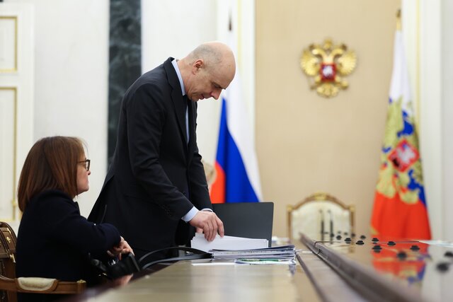 Власти так и не придумали, как найти деньги на войну, — и решили просто выходить за рамки бюджета. Пострадают частный бизнес и россияне. Александра Прокопенко — о финансовой эрозии режима