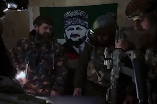 Рамзан Кадыров в начале войны опубликовал видео совещания «в семи километрах от Киева». Этот ролик записали в подвале секретной тюрьмы в Чечне, выяснила «Новая газета Европа»