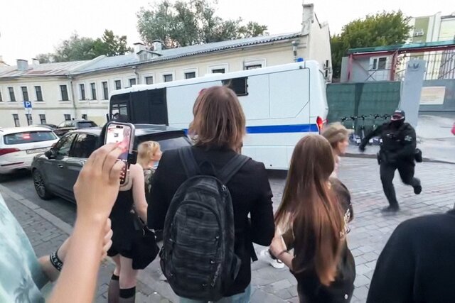 На Китай-городе за один вечер задержали и избили десятки человек, в том числе подростков. Перед этим Baza заявила, что этот район Москвы «стал главной площадкой для уличных боев»