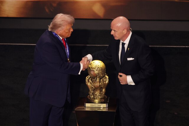 Даже на ЧМ по футболу Трамп — главное действующее лицо. Своим звонком президенту ФИФА он добился отмены дисквалификации игрока сборной США. ФИФА настаивает: звонок ни при чем. Но СМИ выяснили, что Белый дом четыре дня вел скрытую лоббистскую кампанию