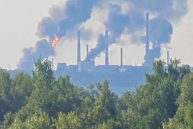 В российских городах снова горят НПЗ. Кадры ночных атак на нефтяную инфраструктуру