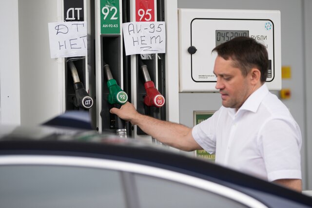 Из-за топливного кризиса в российских регионах вводят систему заправки по номерам автомобилей. Вот где уже действуют такие ограничения