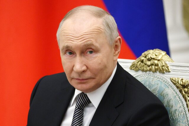 Путин настроен на дальнейшую эскалацию с Украиной, говорят близкие к Кремлю источники Reuters. По вопросу захвата Донбасса у него «бескомпромиссная позиция»