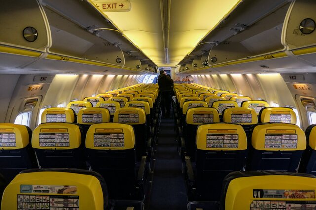 «Я подумала: „Если мы умрем, то умрем вместе“». Пассажира Ryanair на две минуты затянуло в разбившийся иллюминатор самолета. Все это время жена удерживала его за ноги. Вот что она рассказала