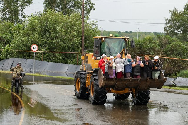 Свердловская область переживает паводок из-за трех недель дождей. В Екатеринбурге прошел шторм, повалены деревья, сломаны 49 светофоров. Фотографии