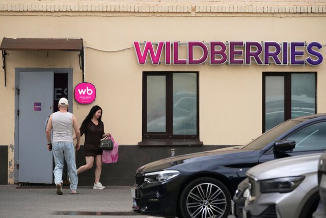 Wildberries начала добровольные выплаты продавцам за товар, сгоревший при атаках украинских дронов. Те жалуются, что компенсации слишком маленькие. Будут ли возмещать что-то власти РФ, неясно
