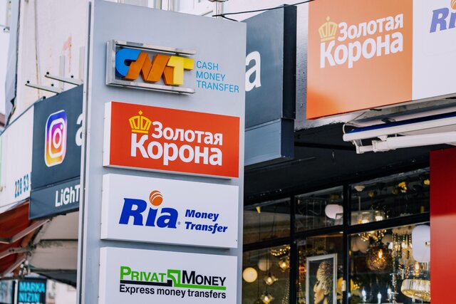 Почти 100 российских банков попали под санкции Евросоюза. «Золотая Корона» и «Цифра банк» остановили переводы в Грузию и Казахстан. Обе страны популярны среди уехавших россиян