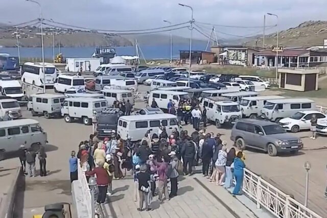 Жители острова Ольхон на Байкале могут добраться до материка только на пароме. Недавно их отказались пропускать без очереди в обход туристов. Они устроили протест, задержаны 14 человек