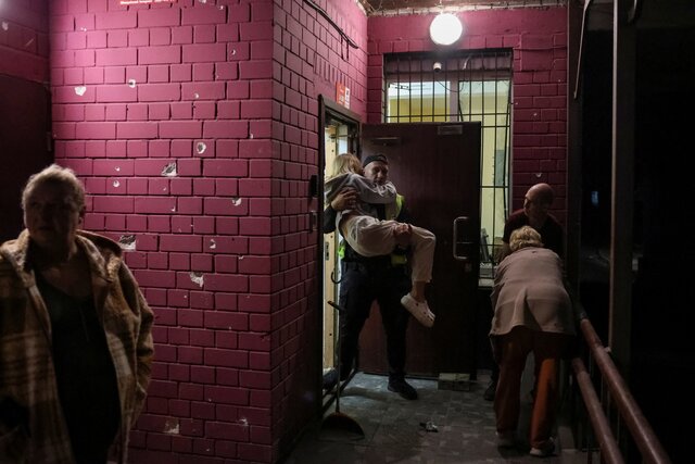 Масштабная атака России по Киеву. Фотографии. В пяти районах города повреждены жилые дома и магазин. Погибли девять человек