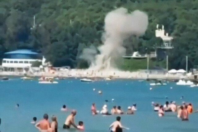 Из-за падения беспилотника на пляже под Геленджиком погибли семь человек. Возможно, дрон сбила российская система ПВО. Главное