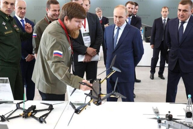 Под Екатеринбургом совершено покушение на Владимира Ткачука — создателя дронов «Упырь» и телеграм-канала «Повернутые на войне». Он выжил, но водитель его автомобиля погиб