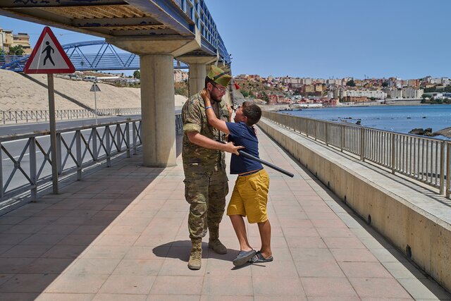 После миграционного кризиса в испанской Сеуте остаются больше тысячи детей и подростков, незаконно пересекших границу. Их нельзя просто так отправить назад